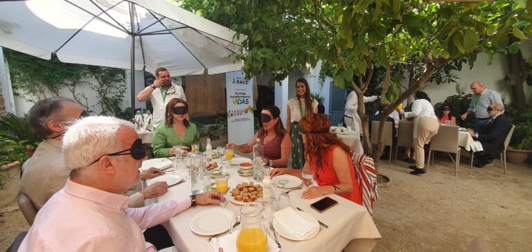 Desayuno a ciegas de empresas de Córdoba organizado por el Grupo Social ONCE en la Ermita de la Candelaria.