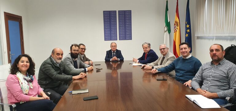 Representantes del sector dela hostelería y la restauración se reúnen en CECO con el presidente de la Gerencia de Urbanismo, Salvador Fuentes.